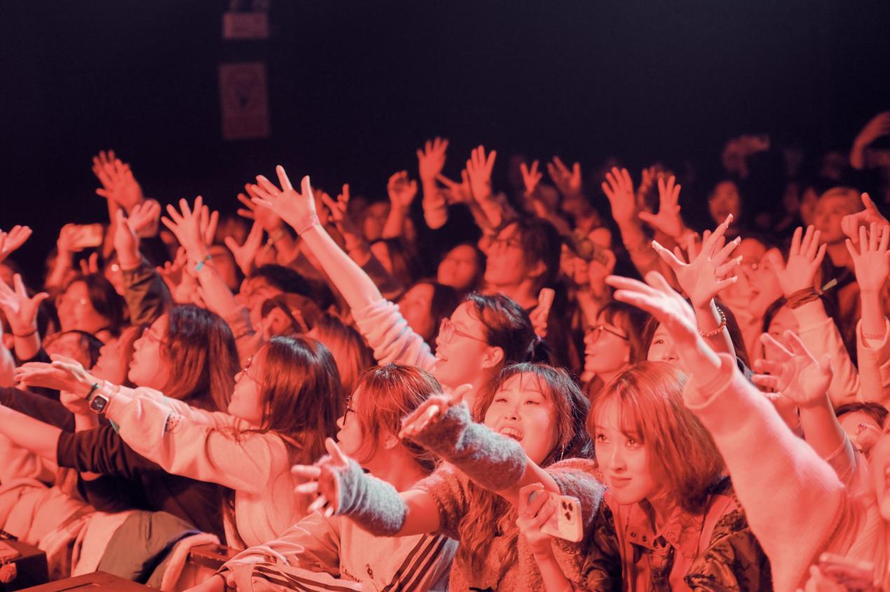 (送春归乐队演出现场图)