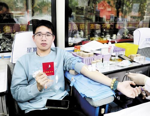 河北省“青春正能量，热血高校行”主题宣传活动走进河北医科大学。图为大学生积极参加无偿献血。