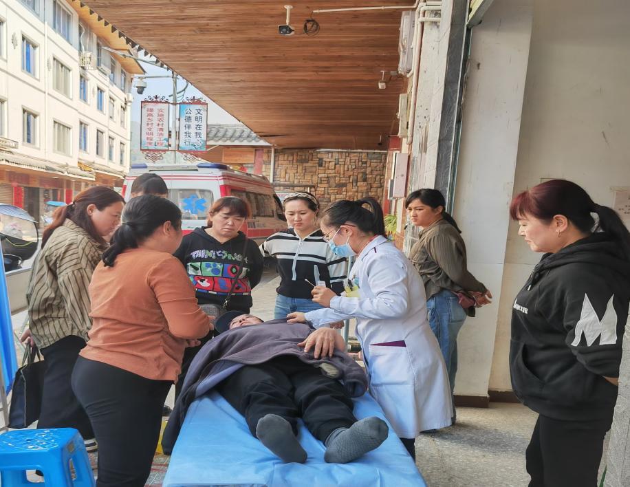 （三门镇卫生院义诊，浮针治疗吸引了当地群众）