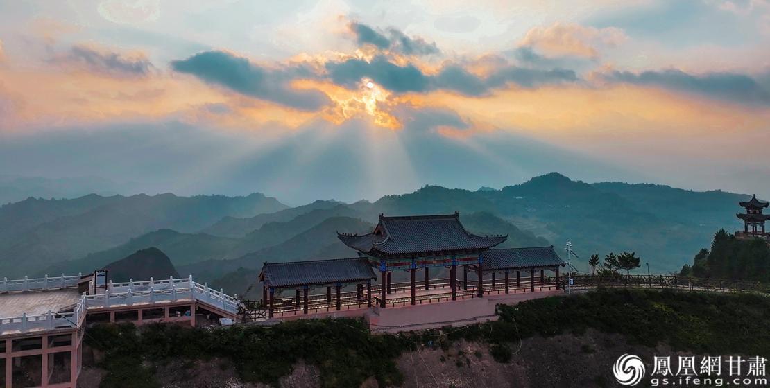 朝阳穿透云层，映照云华山。