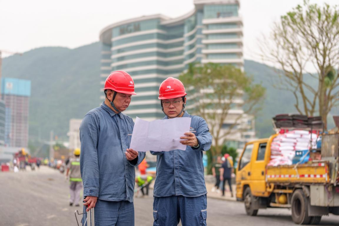 深圳供电服务满意度位列所在区40项公共服务满意度第一位。图为工作人员在现场为客户服务。