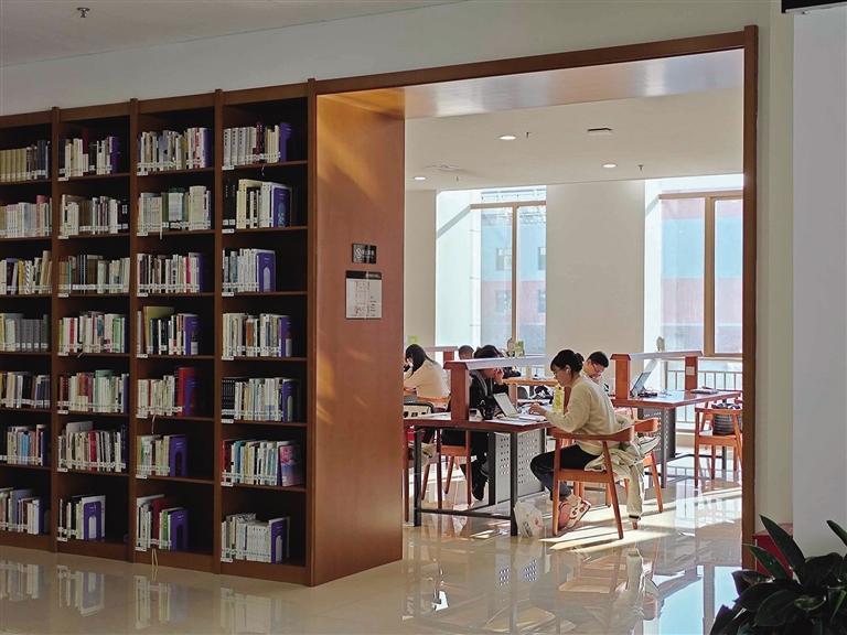 省图书馆里认真学习的学子