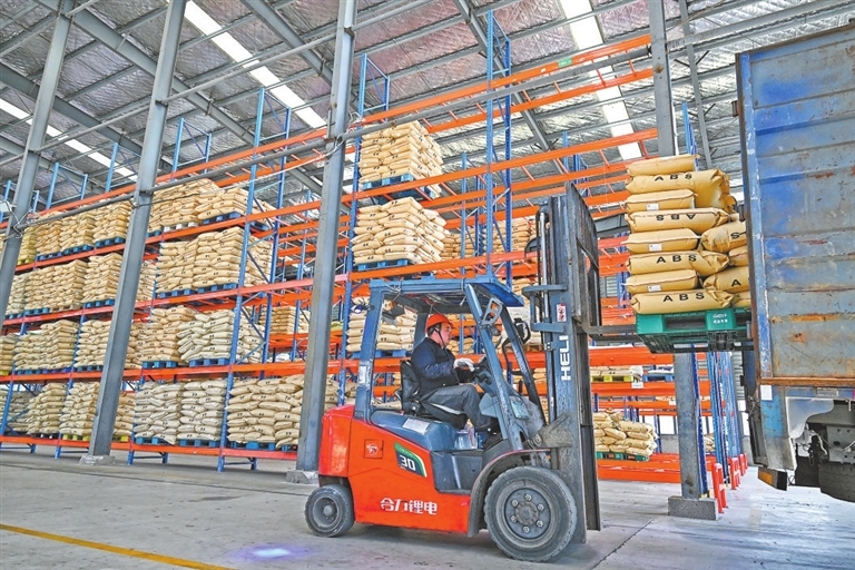 在江西格林循环产业股份有限公司，废旧家电塑料“重生”为高品质再生塑料颗粒，供应电子电器、汽车、家居、包装等行业。