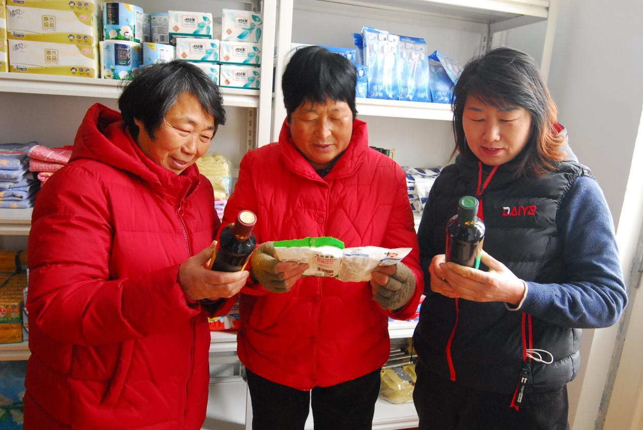 12月20日，山东省青岛市即墨区温泉街道山里村村民在村庄的“数字积分超市”挑选商品。