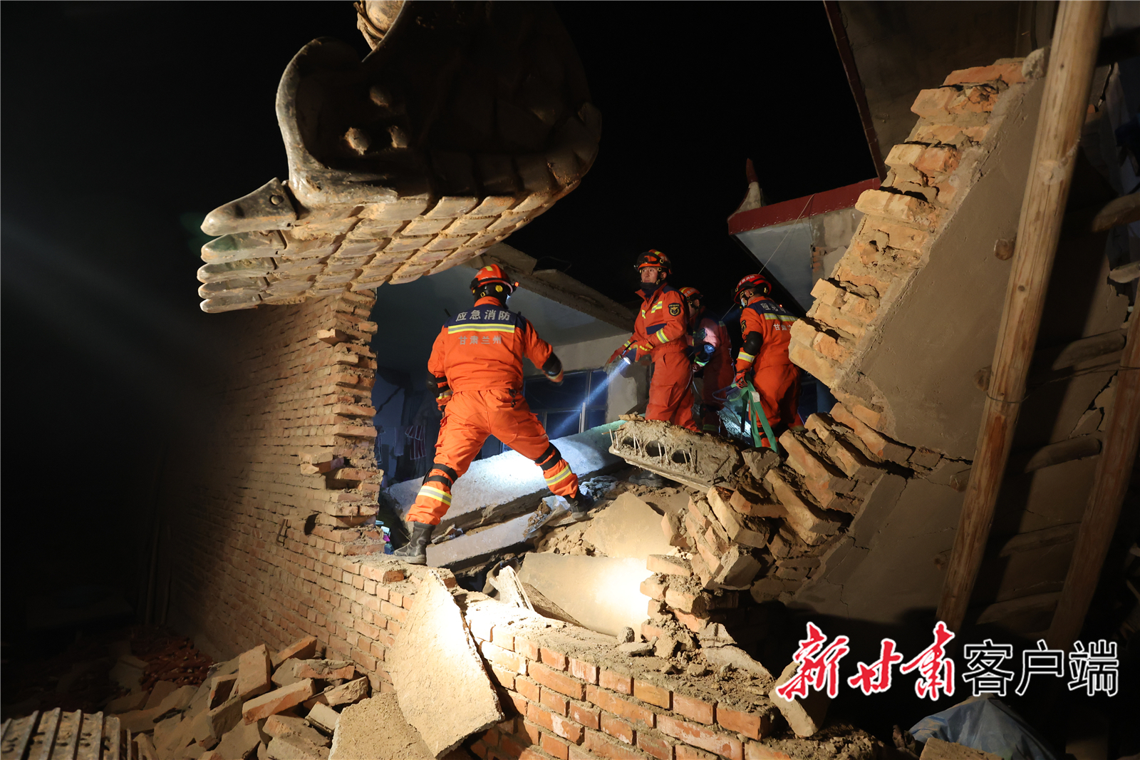 2023年12月19日凌晨，救援人员在积石山县大河家镇康吊村搜救被困群众。新甘肃&middot;甘肃日报记者　田蹊