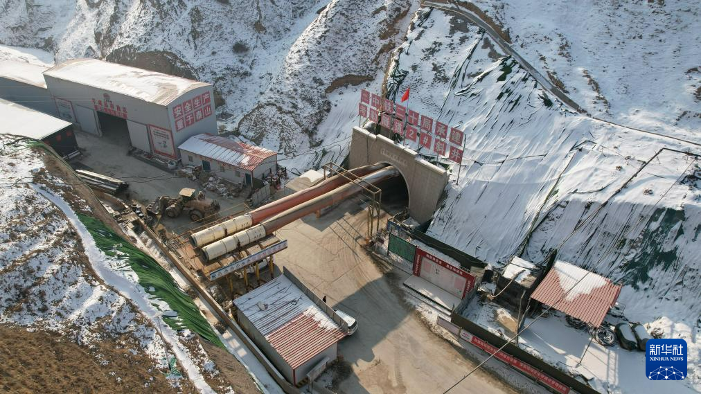 这是正在施工的兰合铁路考勒隧道2号斜井（12月17日摄　无人机照片）新华社记者　陈斌　摄