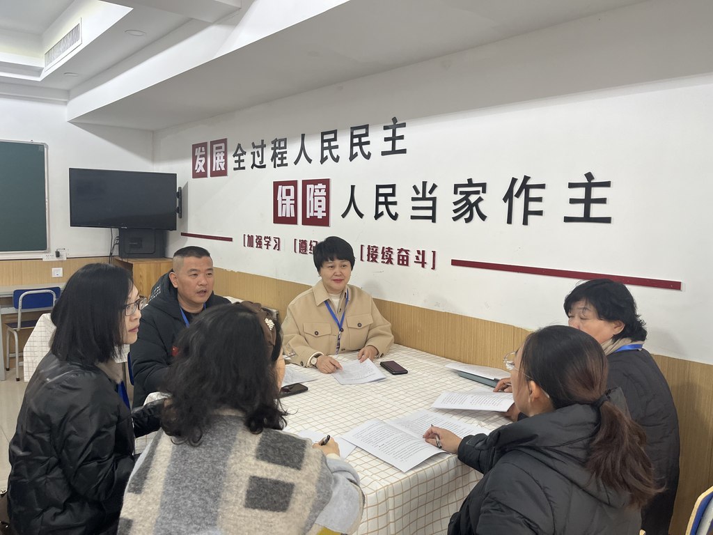 近日 ,在正德教育集团人大代表联络站,人大代表正在接待群众(右一和右二)。正定县人大常委会供图