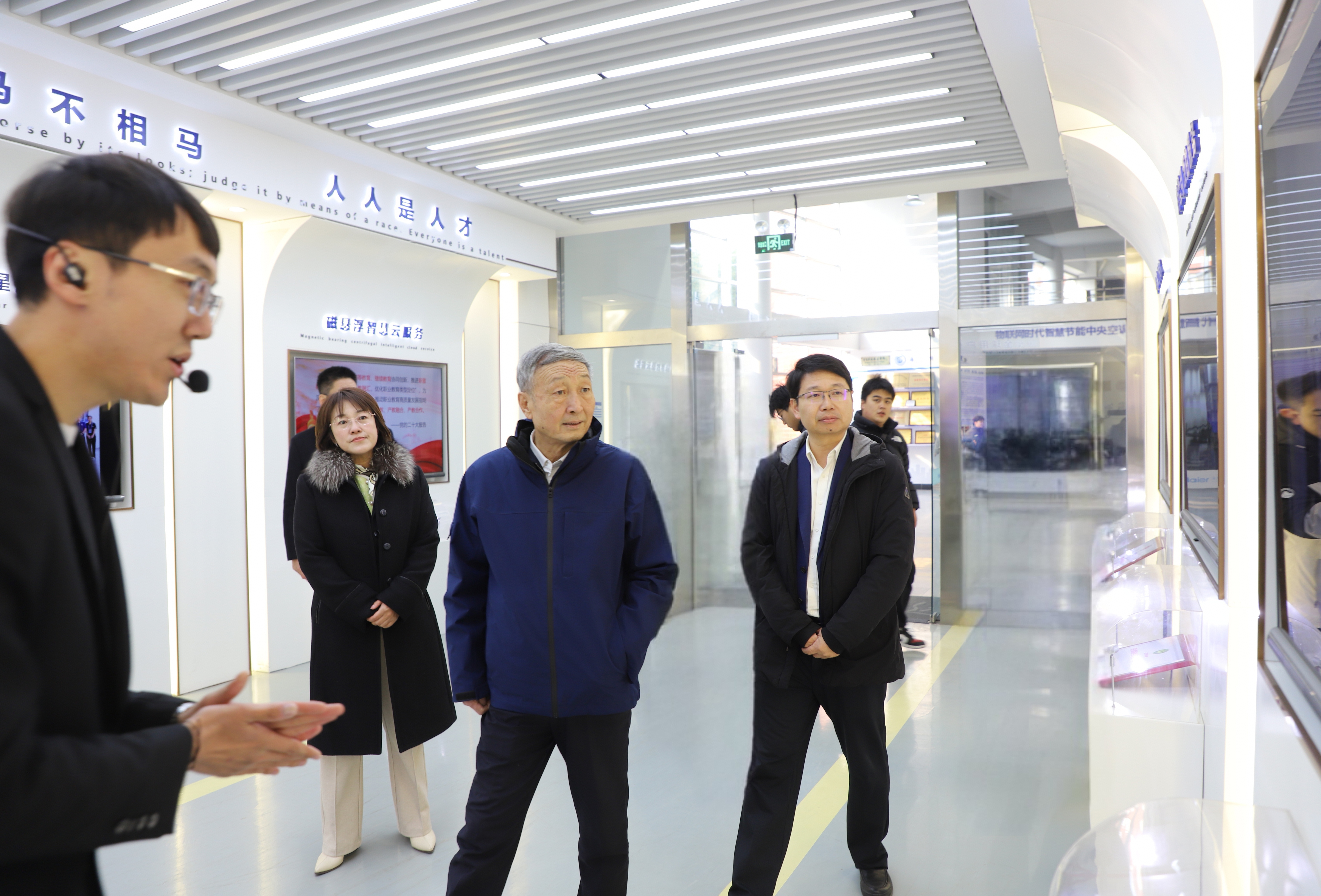 “人民工匠”许振超走进青岛职业技术学院为师生讲述“我走过的工匠路”