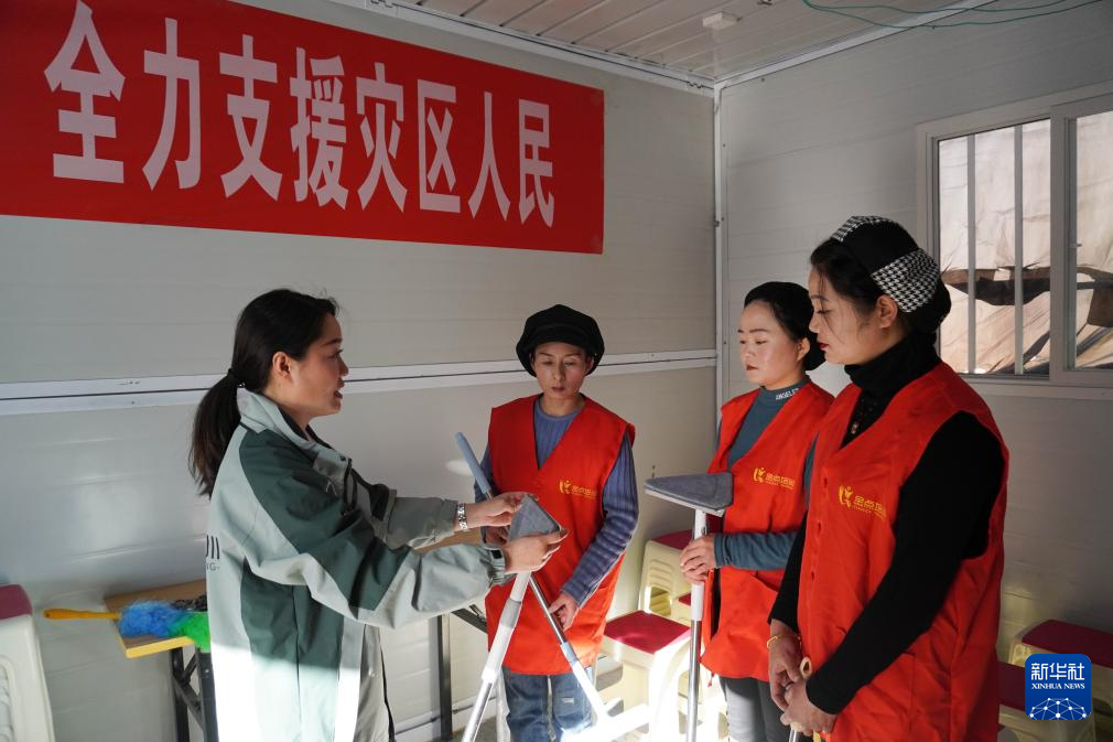 2024年1月16日，在甘肃省临夏州积石山县大河家镇陈家村安置点，群众参加保洁技能培训班。新华社记者　马希平　摄
