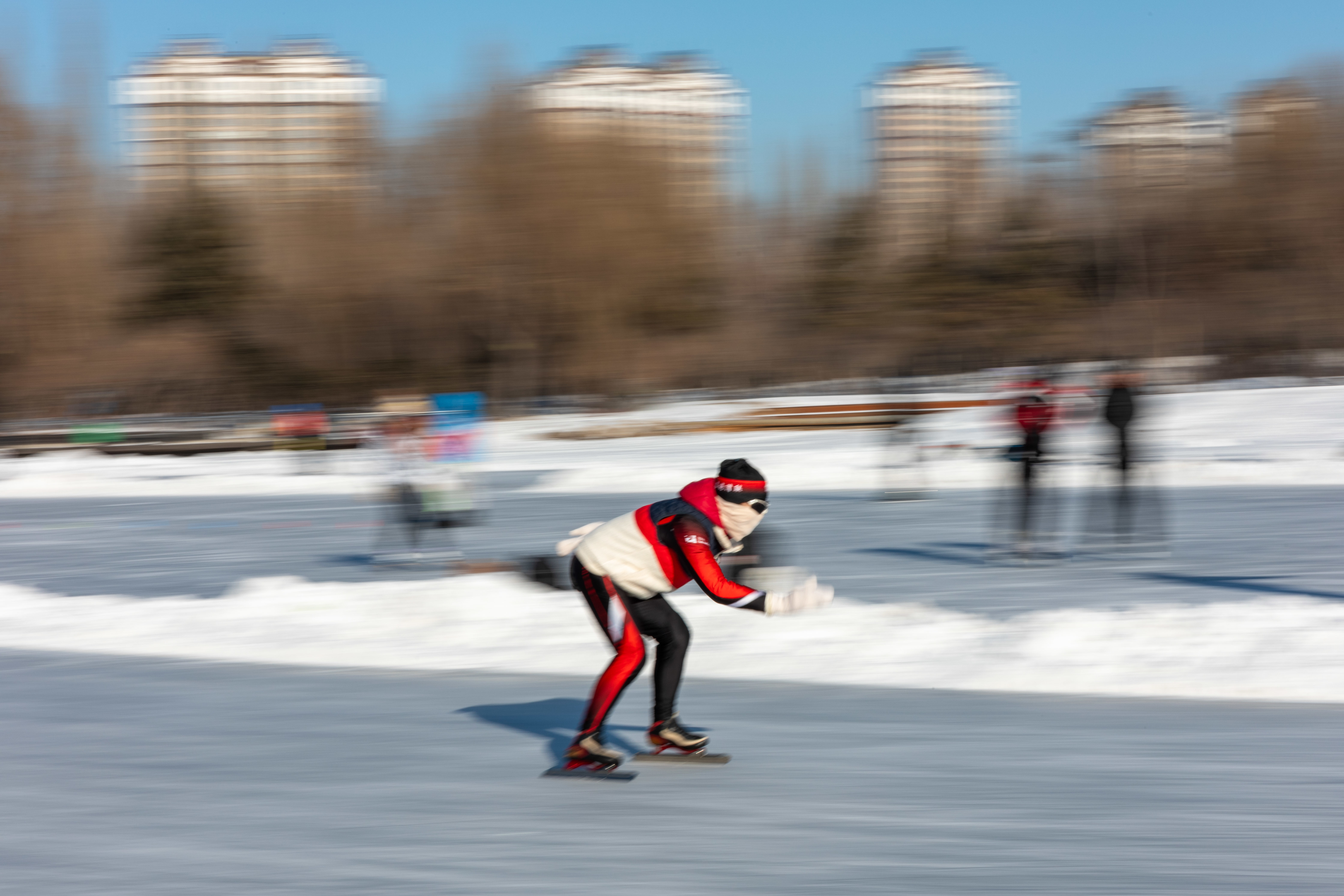 哈尔滨人开始全面展示技能!网友:天生的吗?快来看看你家附近的冰场吧