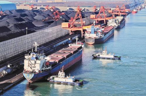 12月16日，轮船靠泊在唐山港曹妃甸港区煤炭码头装货（无人机照片）。