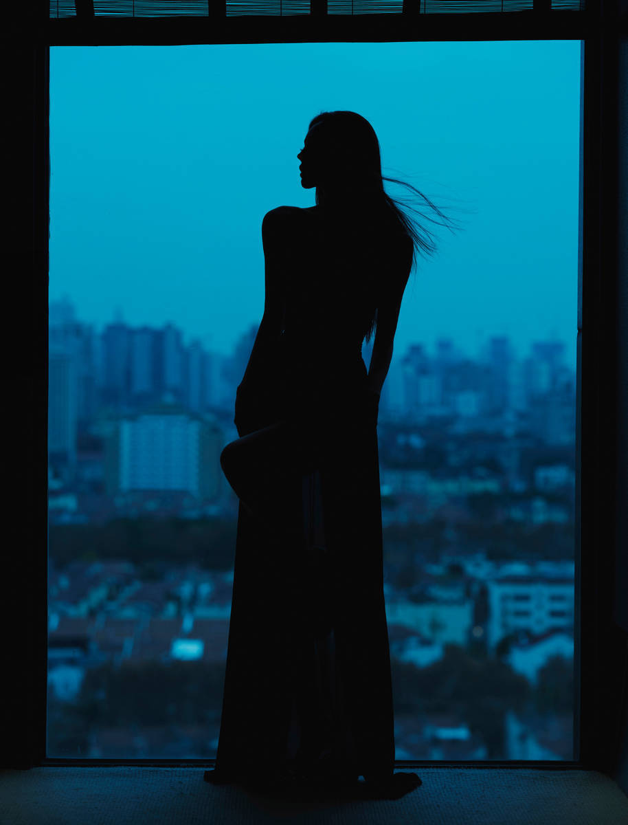 娜扎的背影极具美感，身材的曲线美得令人着迷。
