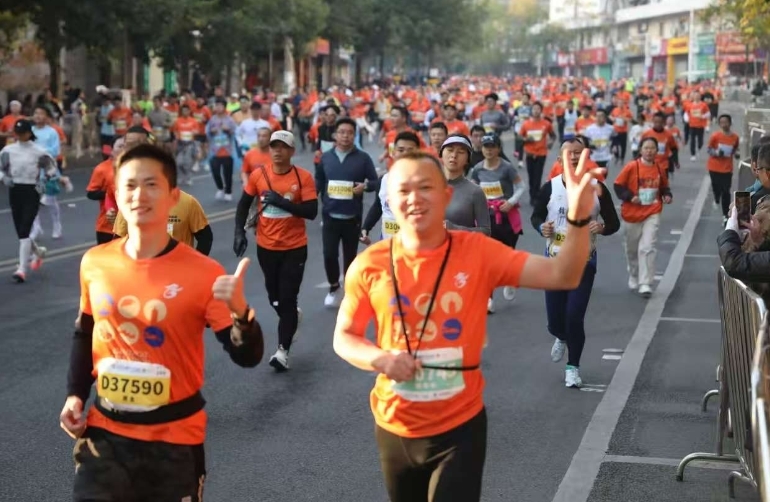 2024赣州马拉松鸣枪起跑