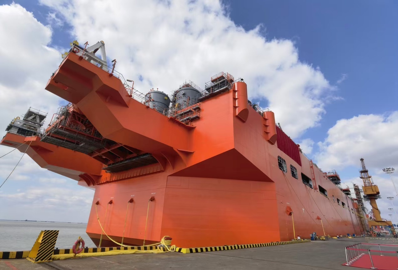 图:11月16日,由惠生清洁能源建造的全国首座大型浮式液化天然气装置(FLNG)轮在江苏南通顺利出坞