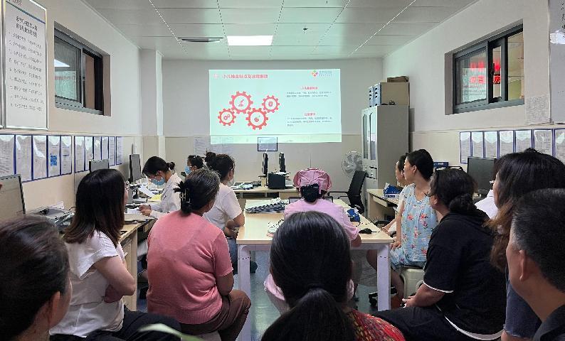 中西医结合科正在给家长培训小儿推拿等中医知识