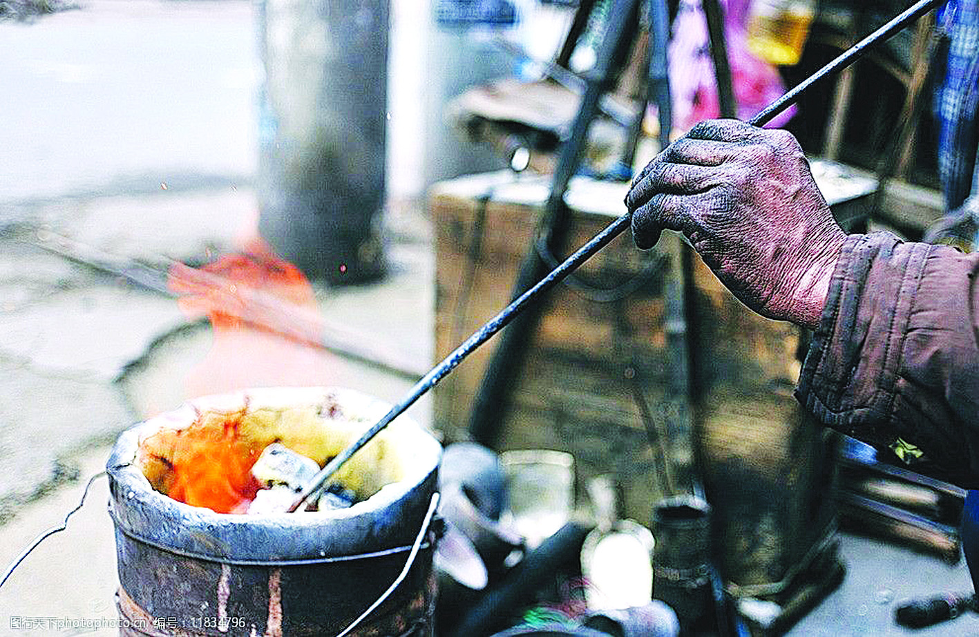 “百炼钢”纯手工锻造“绕指柔”　守艺人玩转打铁飞花