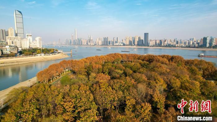 航拍冬日里武汉南岸嘴斑斓如画