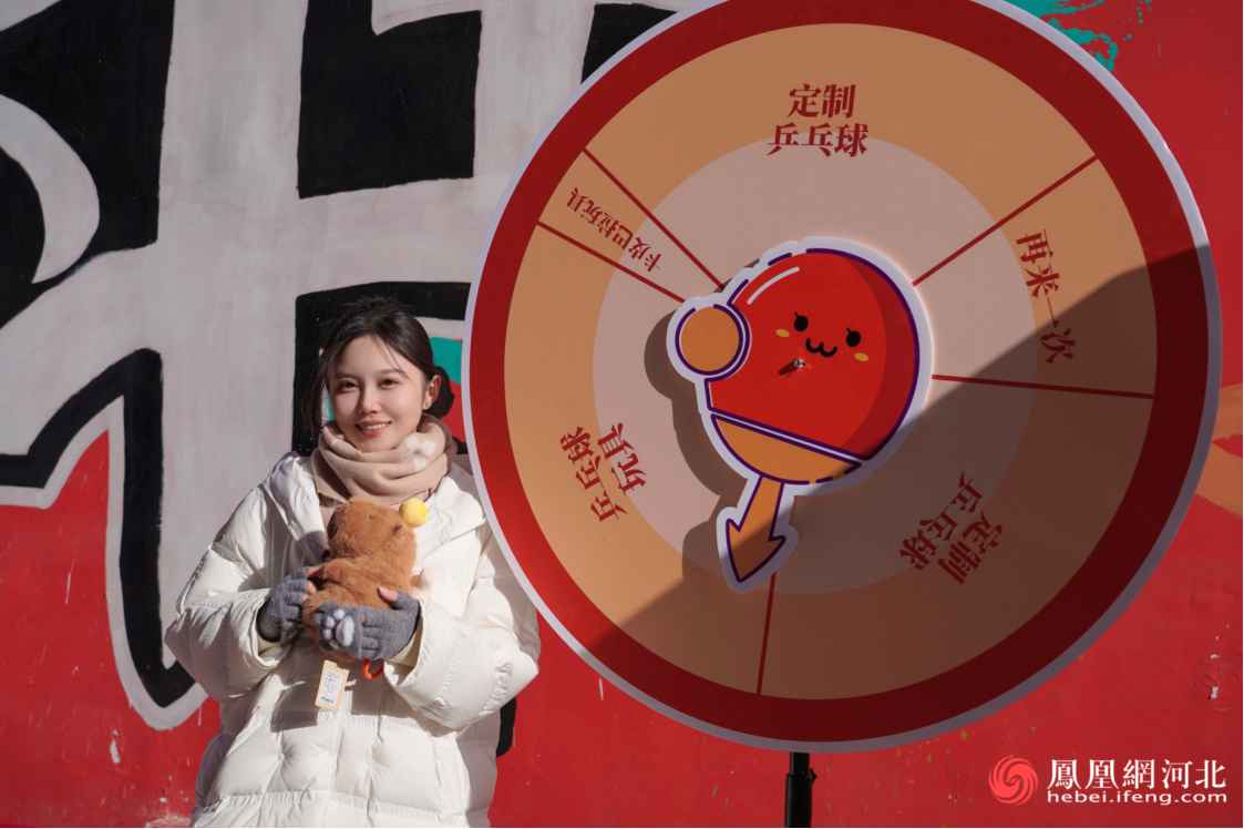 游客抽到奖品很开心 蔡柠摄