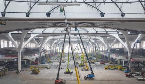 12月4日，重庆东站建设现场，中铁建设、中铁十一局的施工人员正在抓紧施工装饰东站外观。记者 齐岚森 摄