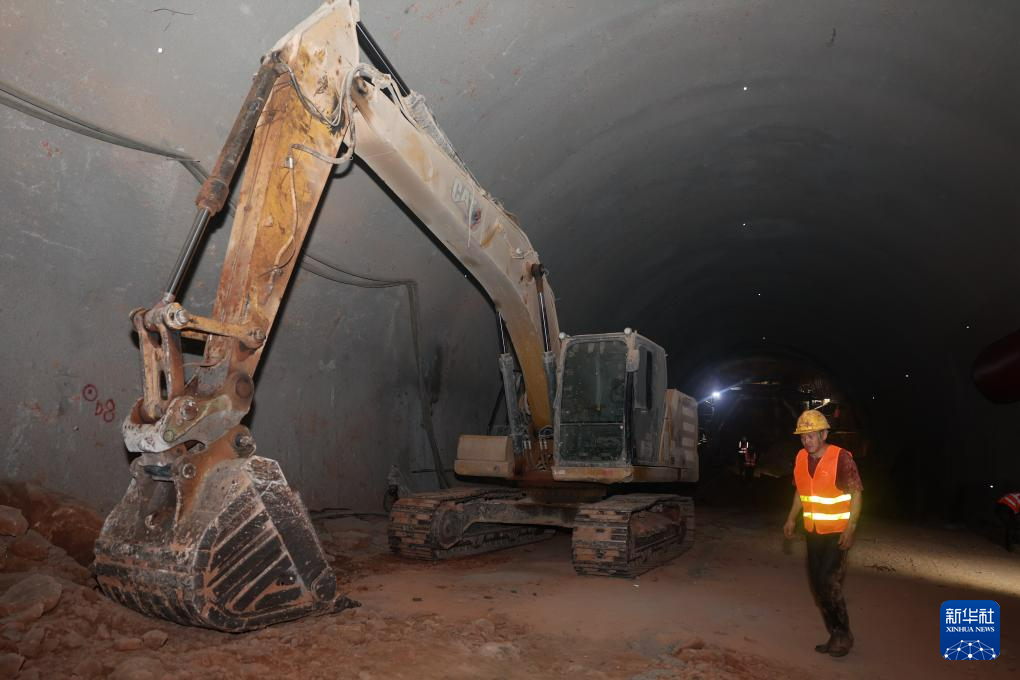 12月17日，施工人员在兰合铁路考勒隧道内作业。新华社记者　陈斌　摄