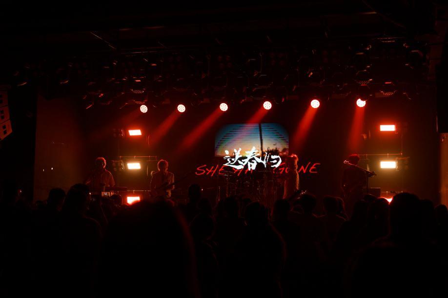 (送春归乐队演出现场图)