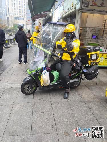 外卖员在餐饮店外等候送单
