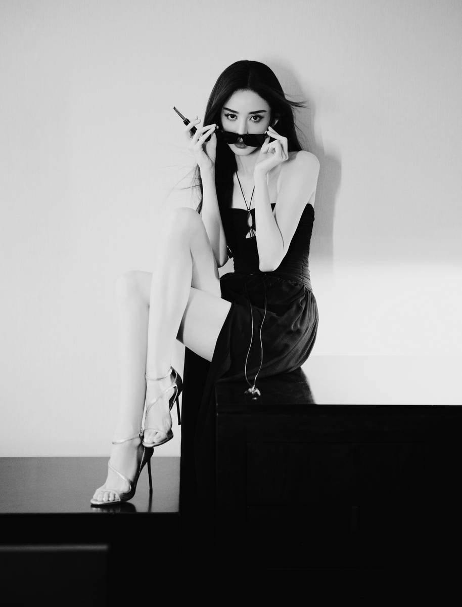 娜扎佩戴墨镜，美丽又帅气。
