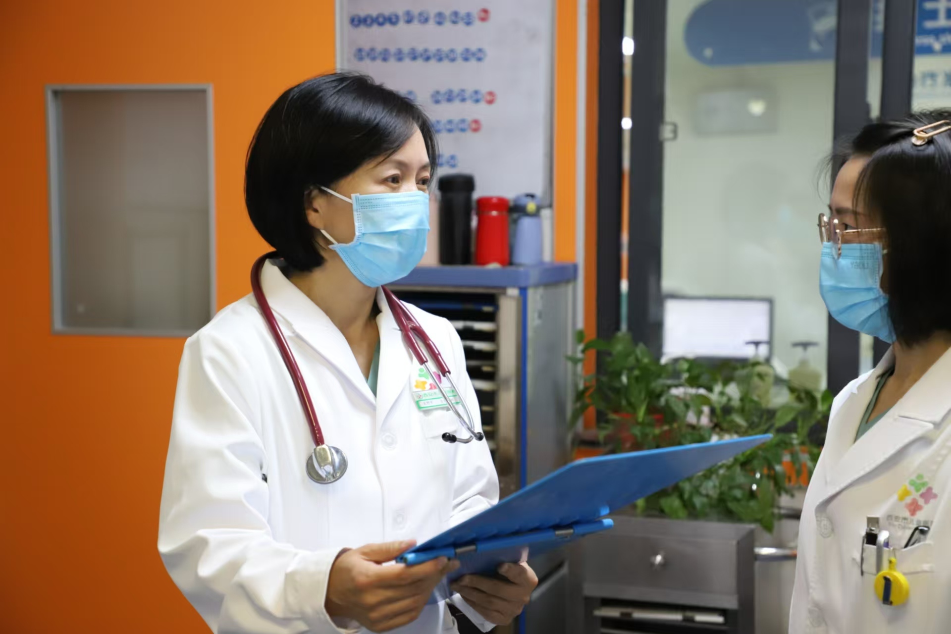 史艳平（左一）正在与同事沟通患儿情况