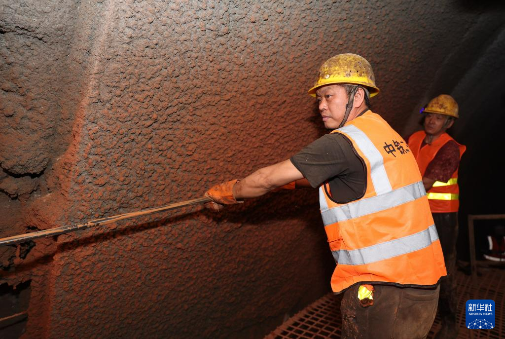 12月17日，施工人员在兰合铁路考勒隧道内作业。新华社记者　陈斌　摄