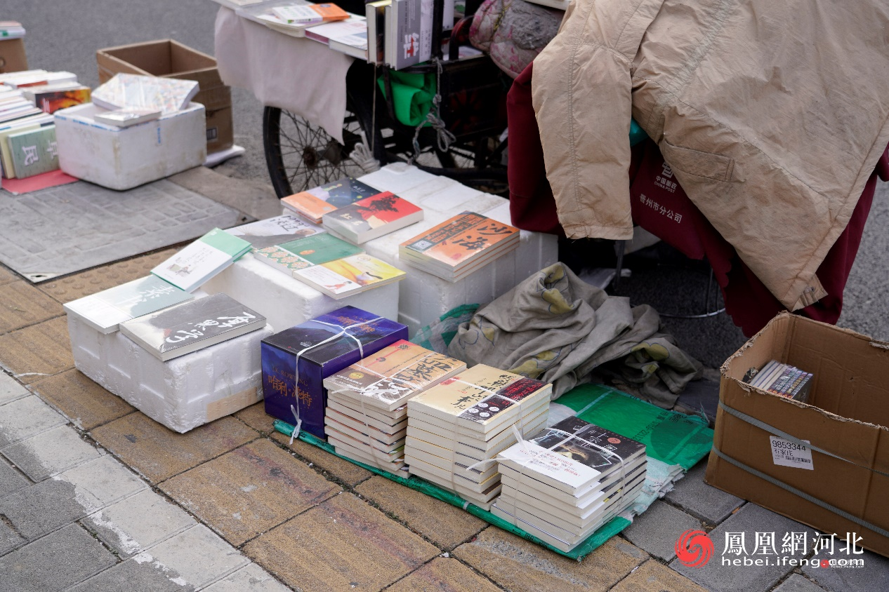 义堂地铁口“卖书翁”坚守十年传递书香温情凤凰网河北_凤凰网