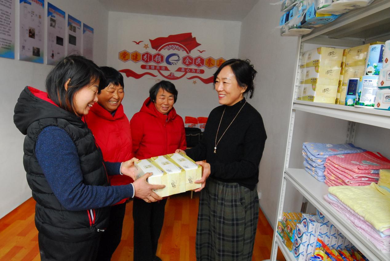 12月20日，山东省青岛市即墨区温泉街道山里村村民在村庄的“数字积分超市”兑换商品。