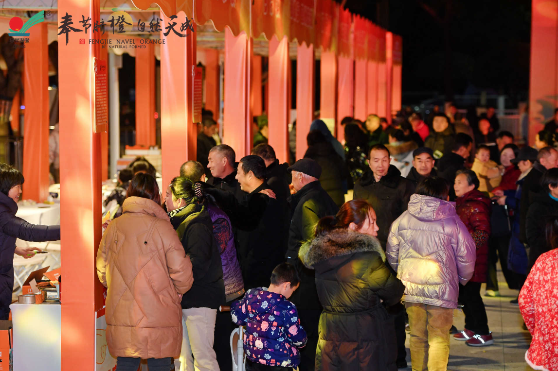 热闹的展台,前来体验的百姓。主办方供图