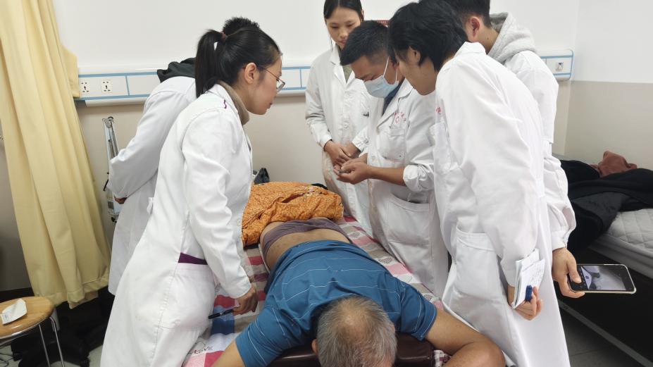 （指导医生浮针操作）