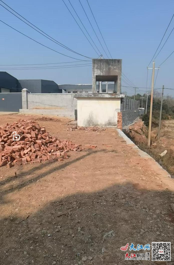 争议地块被填平抬高，原有机耕道部分被砖块和泥土掩埋