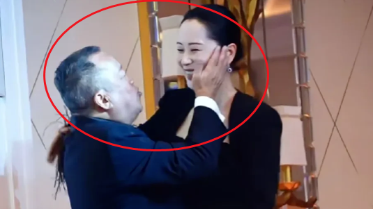 华鼎奖颁奖典礼上，71岁曾志伟摸海清的脸，被骂油腻、不尊重人封面图