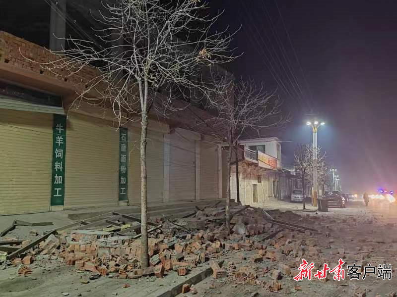 2023年12月19日凌晨，震后积石山县城内。新甘肃&middot;每日甘肃网记者　王梓懿　李萍