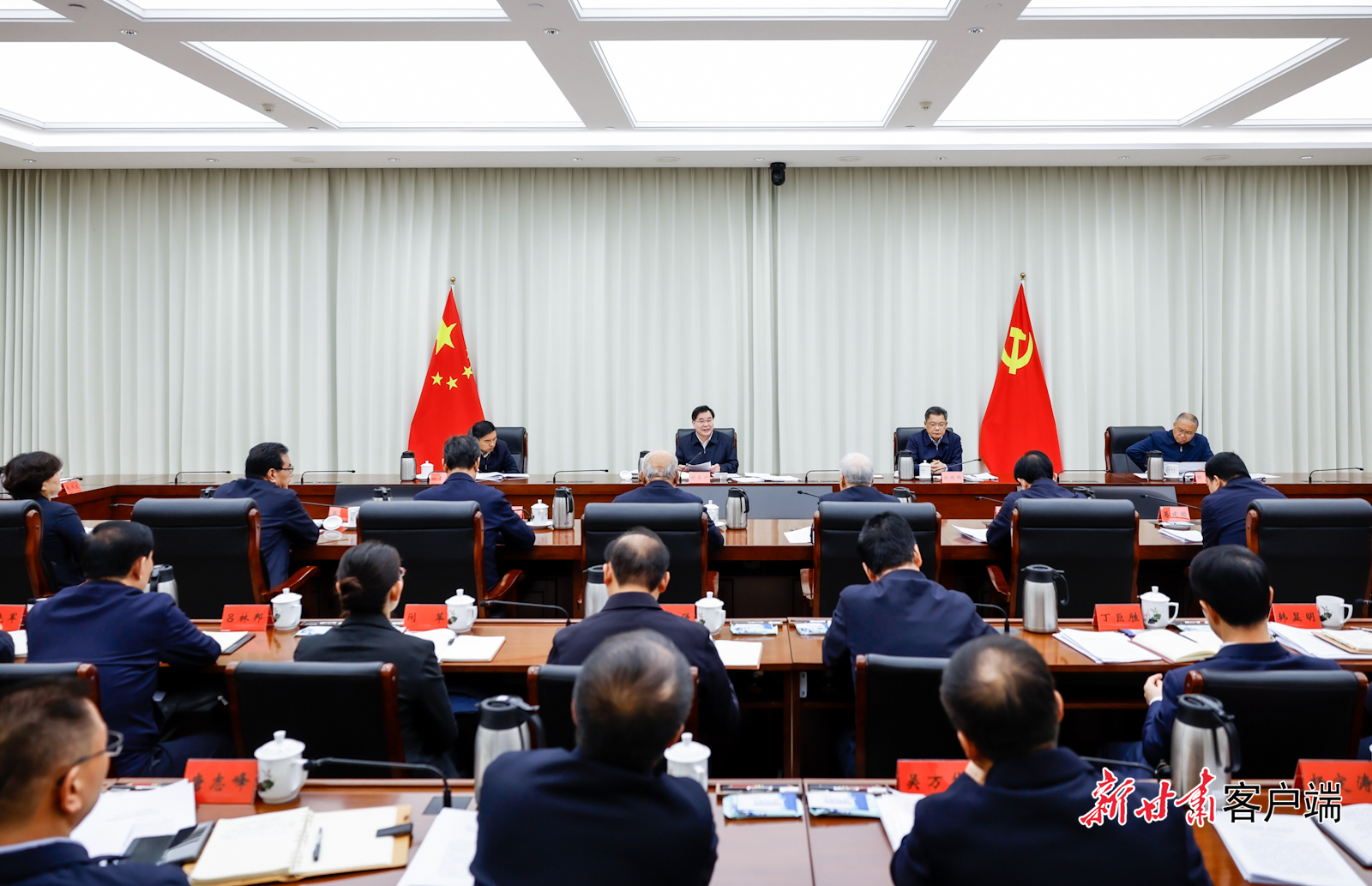 12月20日，中共甘肃省委召开全年经济专题协商座谈会，通报全省经济社会发展情况，就明年全省经济工作听取省级各民主党派、省工商联和无党派人士代表的意见和建议。新甘肃·甘肃日报记者　孟捷