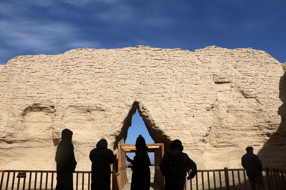 2024年12月14日，游客在甘肃省敦煌市玉门关景区小方盘城遗址参观。张晓亮　摄