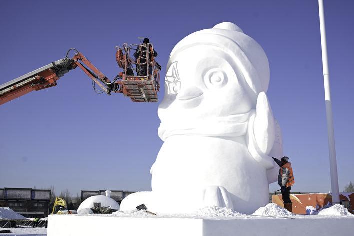 北湖企鹅村雪雕分外精彩。