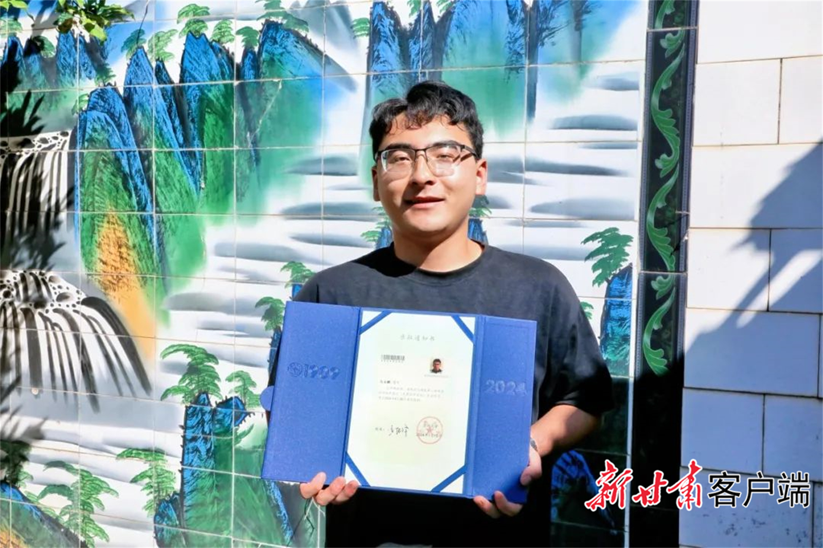 2024年7月17日，兰州大学第一封本科生录取通知书送到了积石山考生马玉麒同学手中。