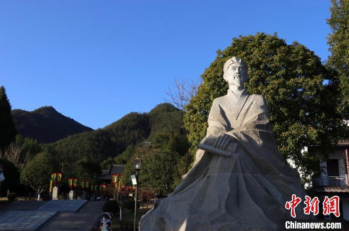 图为双井村内的黄庭坚雕像。中新社记者 熊锦阳 摄