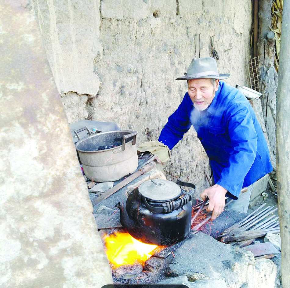 “百炼钢”纯手工锻造“绕指柔”　守艺人玩转打铁飞花