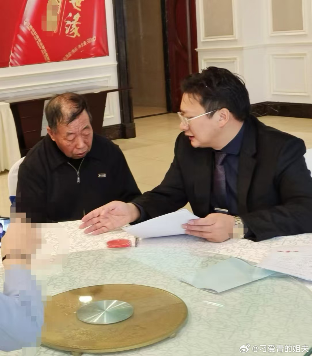 律师与刁爱青家属沟通 图/钱某微博