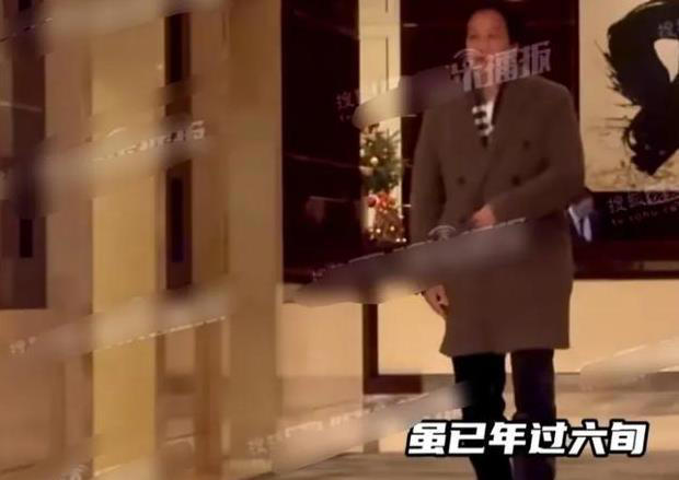 刘亦菲和陈金飞酒店聚餐，刘亦菲一身黑衣又飒又美，陈金飞状态好