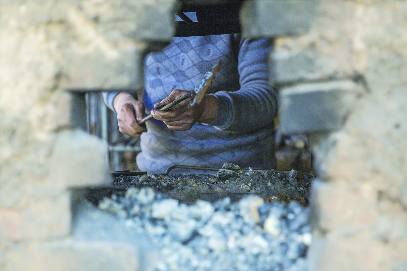 “百炼钢”纯手工锻造“绕指柔”　守艺人玩转打铁飞花