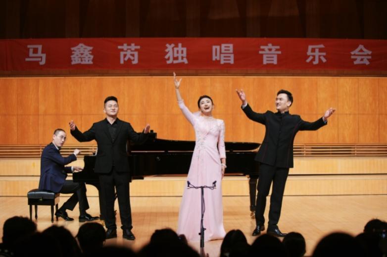 马鑫芮与马小明、张明旭放声高歌