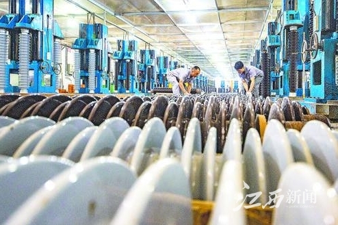 ▲中材电瓷生产车间