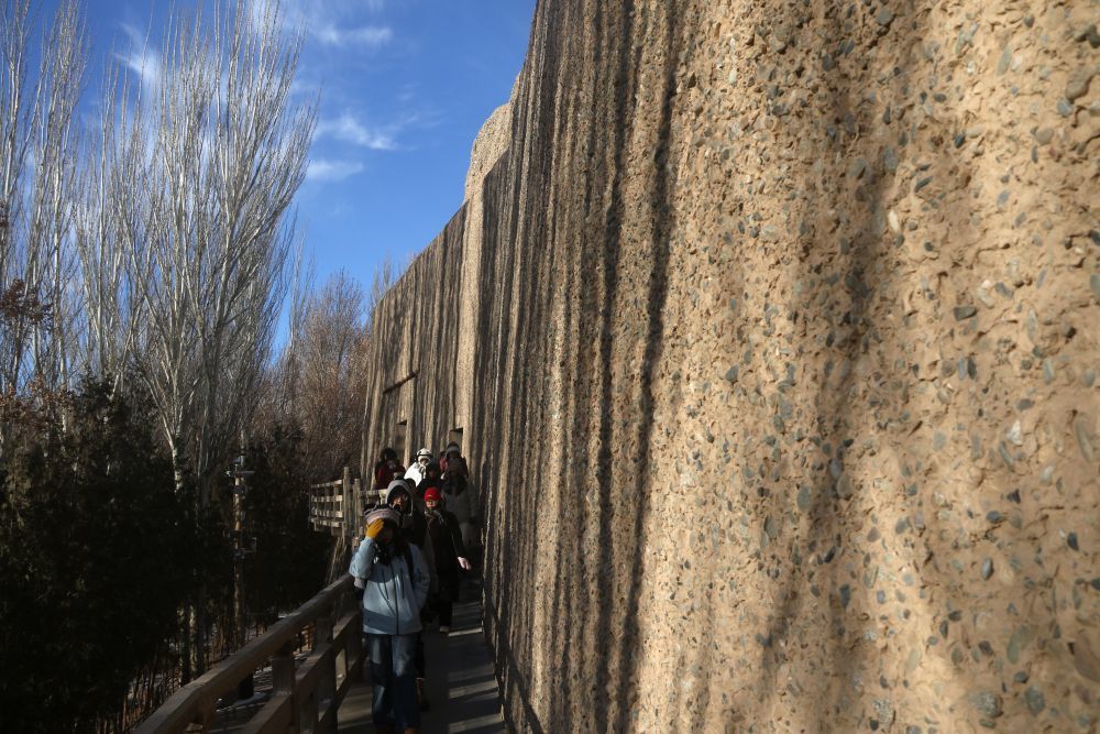 2024年12月14日，游客在甘肃省敦煌市西千佛洞景区游览。张晓亮　摄