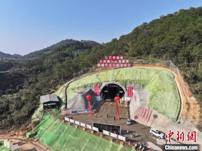 深南高铁全线首座隧道20日贯通。　崔石 摄