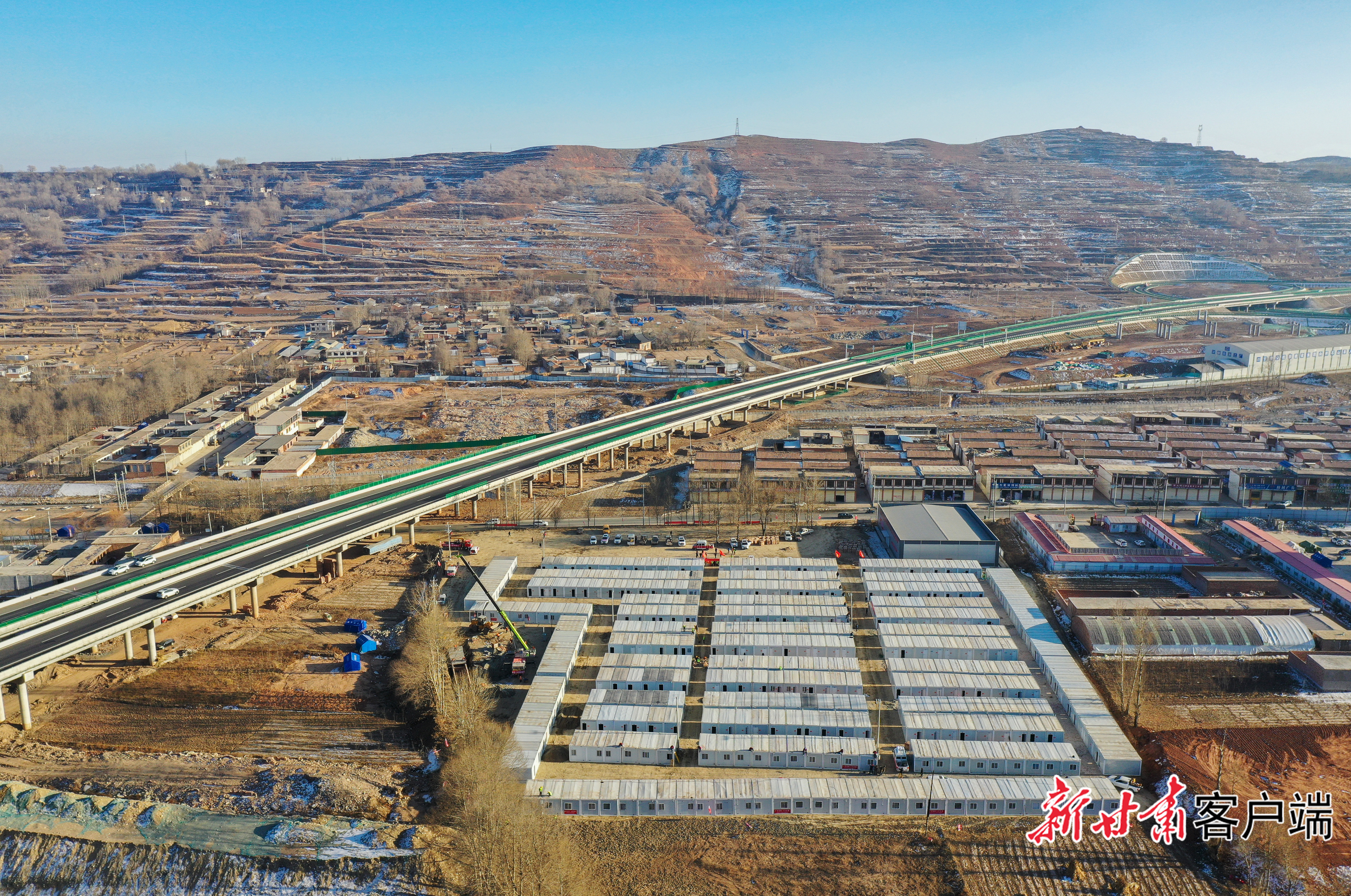 2023年12月27日，积石山县吹麻滩镇集中安置点基础设施建设加快推进。新甘肃&middot;甘肃日报记者　田蹊　冯乐凯